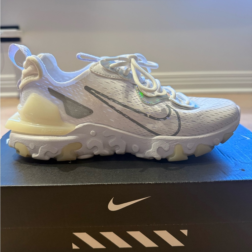 Nike Size 7 Women’s Sneaker ✨ In Amazing Condition!